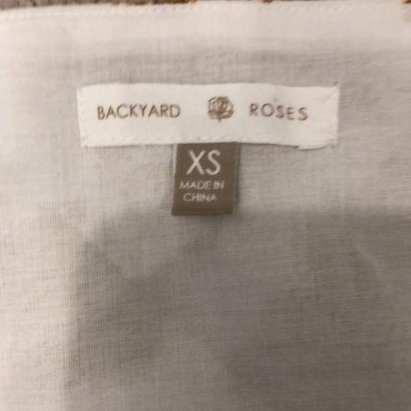 Backyard Roses Bailey Hook Top🐮 - Picture 3 of 4